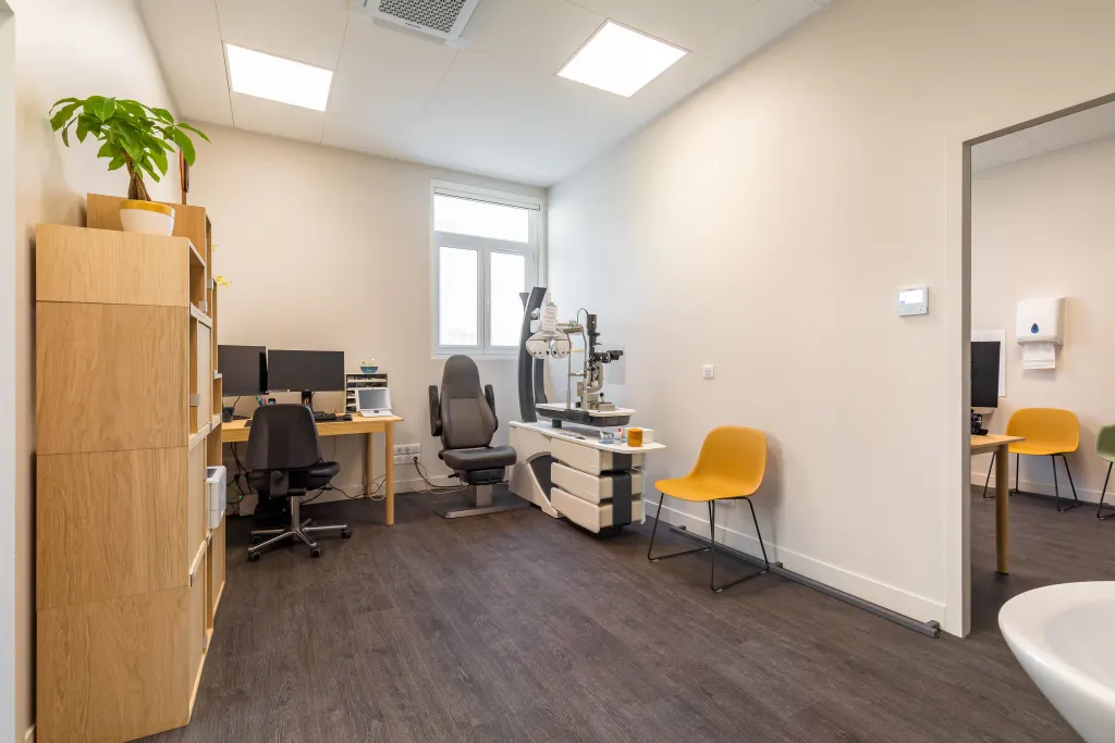 Salle de consultation du Dr Bonnabel avec lampe à fente