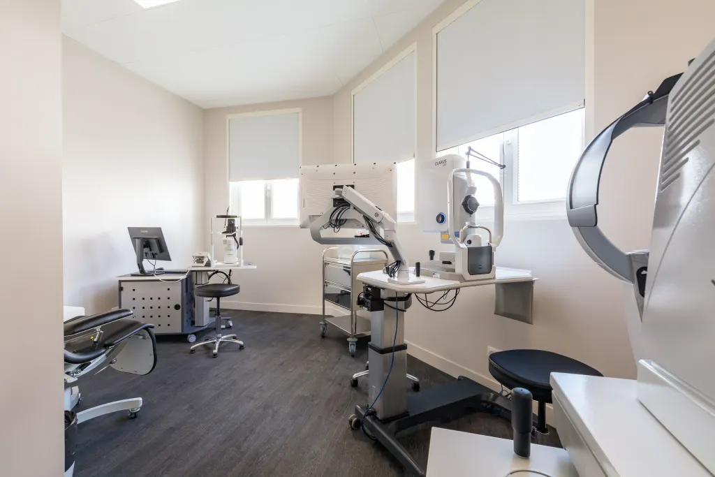 Salle d'examen équipée d'appareils d'imagerie ophtalmologique