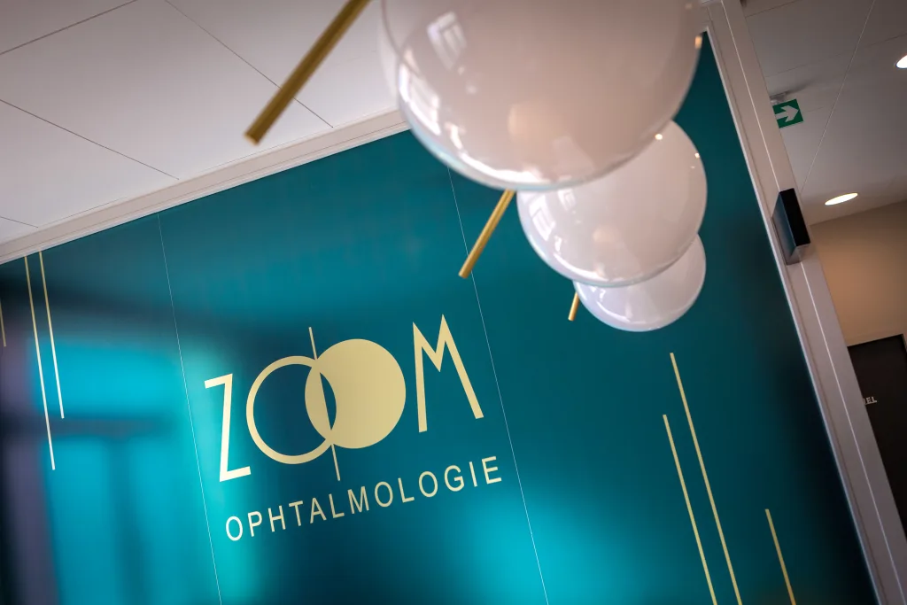 Logo Zoom Ophtalmologie sur le mur de l'accueil du cabinet